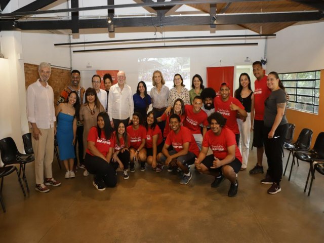 Infanta Elena De Borbn, membro da famlia real espanhola, visita projeto Comunidade em Movimento