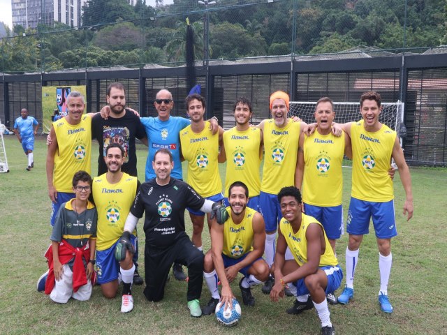 Jos Loreto, Andr Luiz Frambach e Igor Jansen jogam futebol com a Seleo Brasileira de Artistas