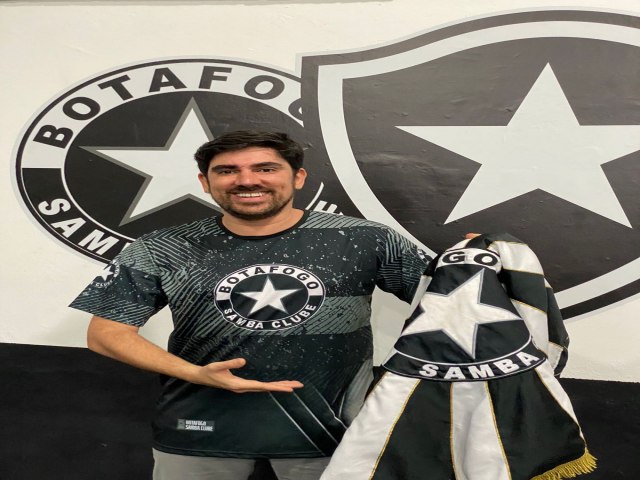 Marcelo Adnet  aclamado vice-presidente cultural da Botafogo Samba Clube