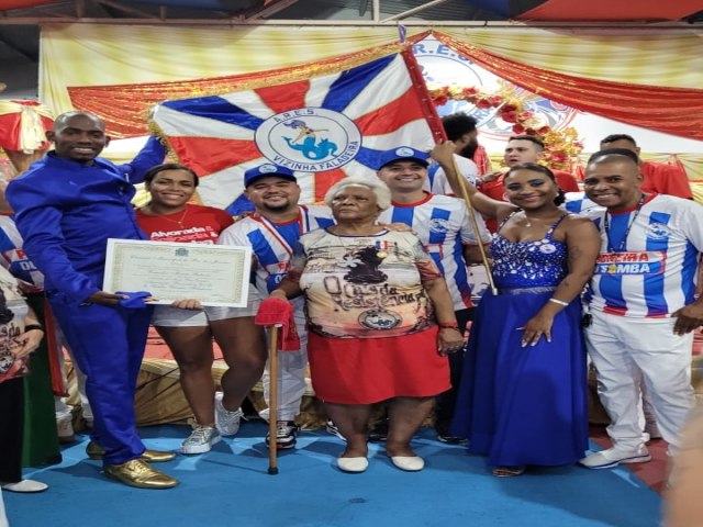 Vizinha Faladeira  Agraciada com Conjunto de Medalhas de Mrito Pedro Ernesto em Evento Lotado