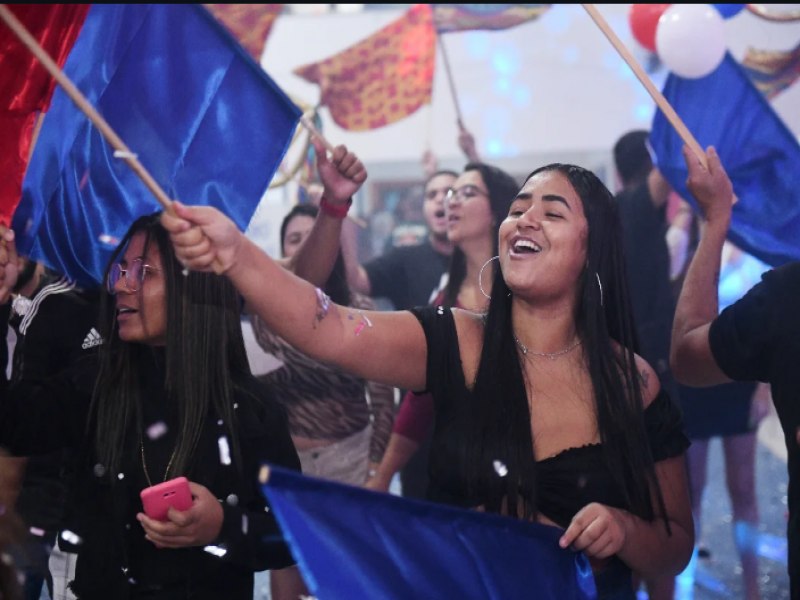 Vizinha Faladeira realiza grande final de samba enredo