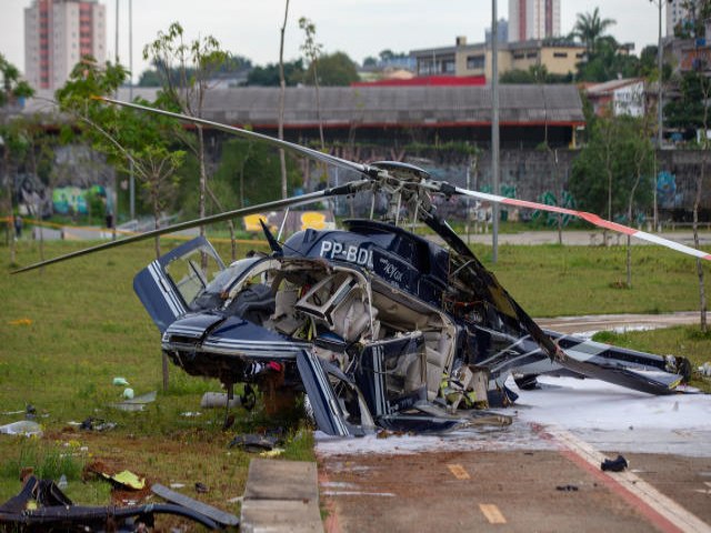 Helicptero cai em So Paulo e deixa feridos; moradores contm incndio