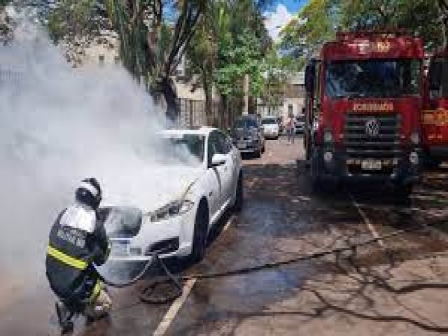 VDEO: Jaguar avaliado em R$ 200 mil pega fogo e Bombeiros so acionados