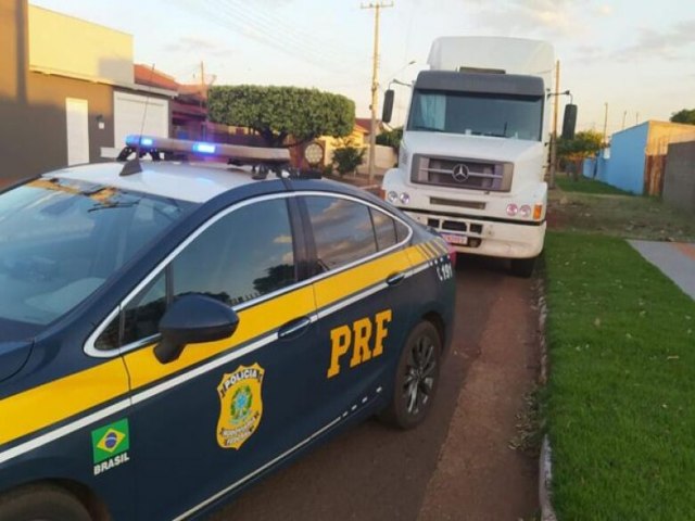 PRF apreende carreta, libera motorista de sequestro e mata um envolvido