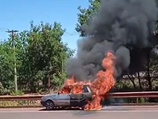 Dourados: Grupo faz barreira de pneus e ateia fogo no Trevo da Bandeira