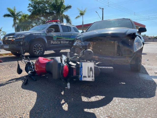 NOVA ANDRADINA: Carro invade preferencial, atinge moto e deixa condutor ferido