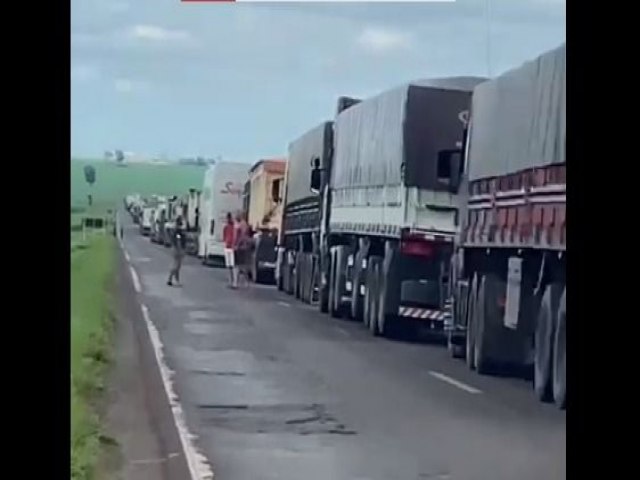 Carreta quebra na BR-376 e gera congestionamento entre Amandina e Ivinhema