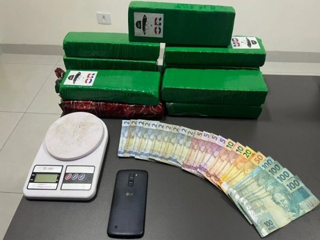 Polcia fecha ponto de distribuio de droga e prende quatro pessoas