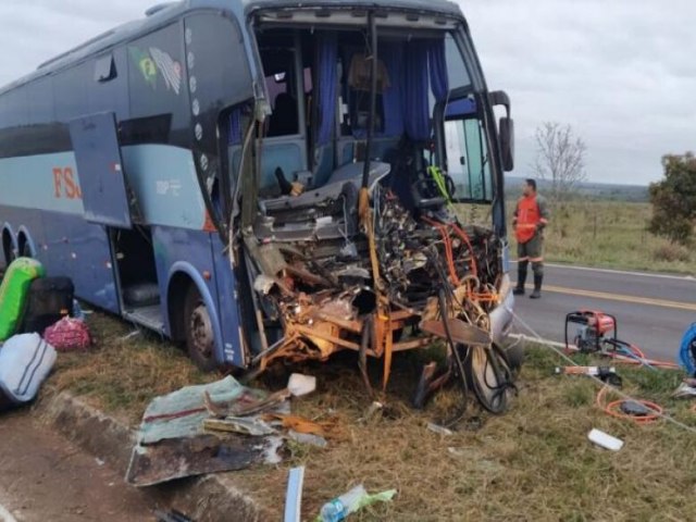 Coliso entre nibus e caminho deixa um morto e quatro feridos