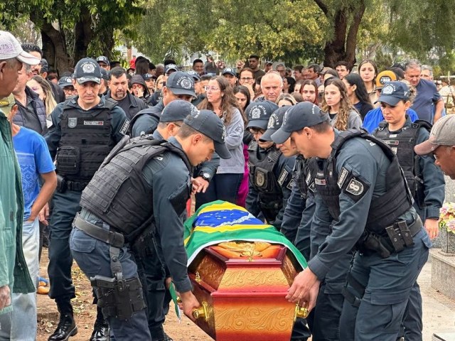 Em cerimnia com honras militares, familiares e amigos homenageiam sargento da PM que morreu de infarto em Bataypor