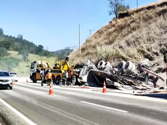 Caminho de MS tomba e mata duas pessoas em rodovia de SP 