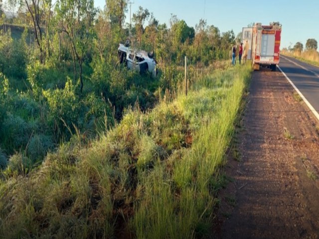 Nova Andradina - Motorista perde controle da direo e capota veiculo na MS 134.