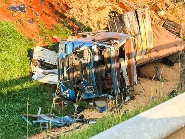 Coliso entre veculos deixa carreta destruda na Serra de Maracaju