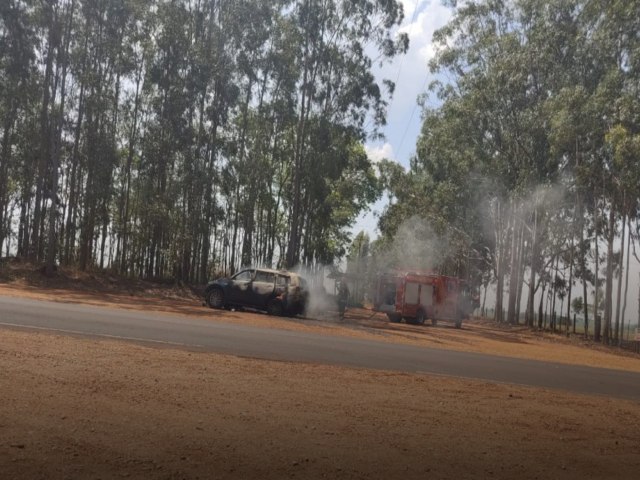 Ivinhema - Veculo pega fogo na BR 376 entrada da Gleba Vitria.