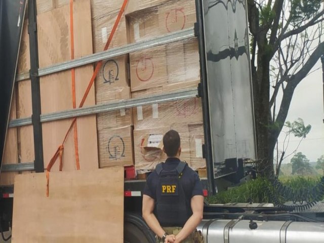 PRF apreende 450 mil maos de cigarros em Ivinhema