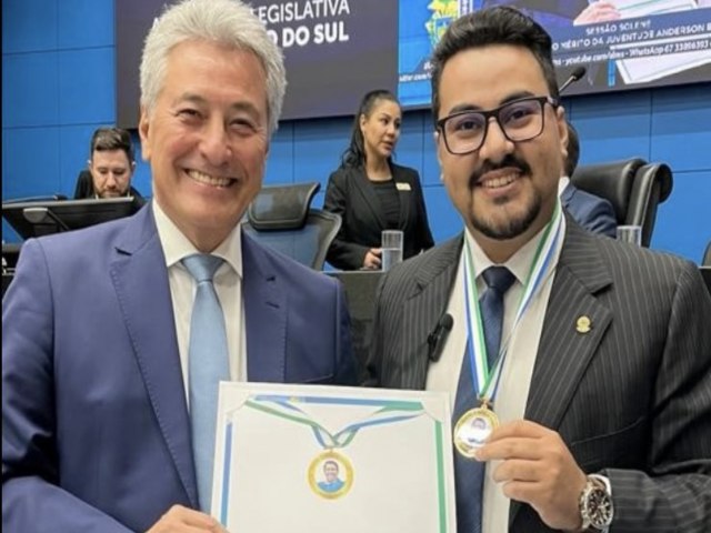 Hashioka entrega medalha do mrito a secretrio nacional de juventude do Unio Brasil