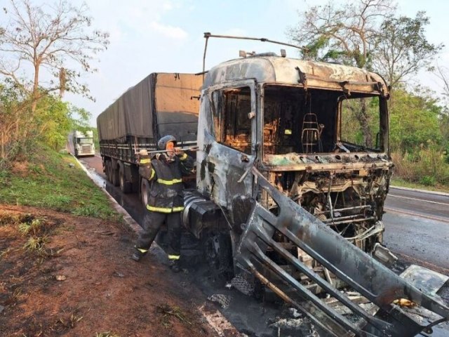 Carreta carregada com derivado de petrleo pega fogo na BR-262