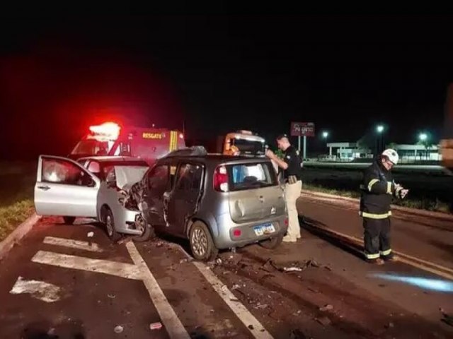 Coliso frontal entre veculos deixa um morto e trs feridos na BR-267