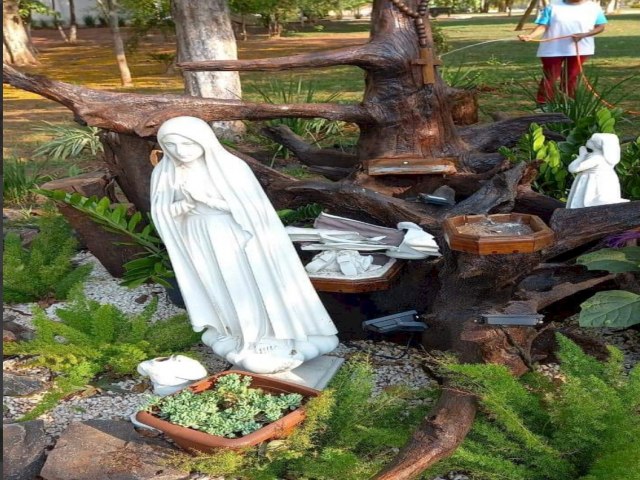 Vdeo: Vndalo destri imagem de Nossa Senhora de Ftima em frente  Igreja 