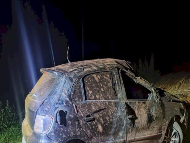 Carro capota durante a madrugada e fica destrudo