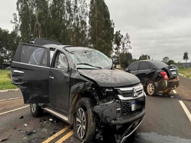 Cinco pessoas ficam feridas em acidente envolvendo 2 veculos na BR-267