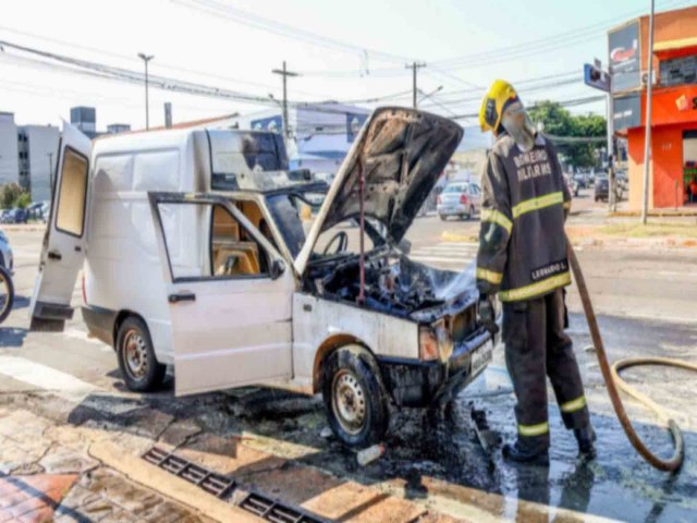 Motorista que tentou invadir posto de combustvel  com carro em chamas foge