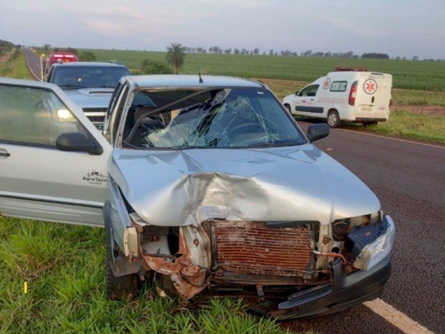 Anglica - Acidente entre carro e moto deixa motociclista ferido.