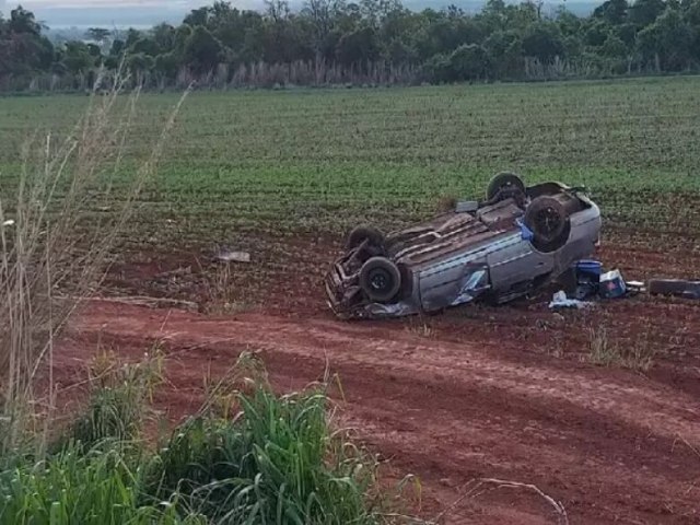 Mulher morre ao ser arremessada para fora de veculo em capotagem