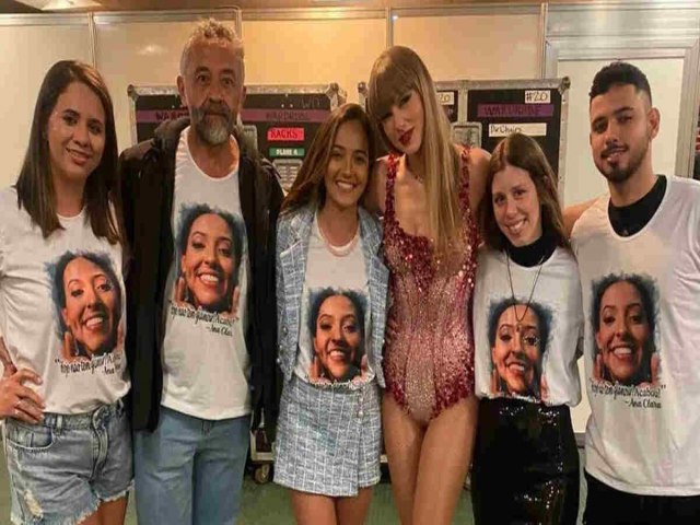 Famlia de Ana Clara se encontra com Taylor Swift e tira fotos com a cantora