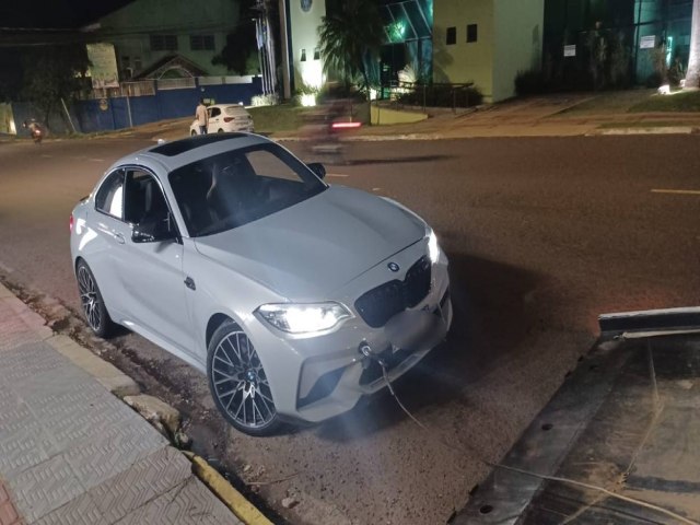 Motorista perde controle da direo e colide BMW contra poste