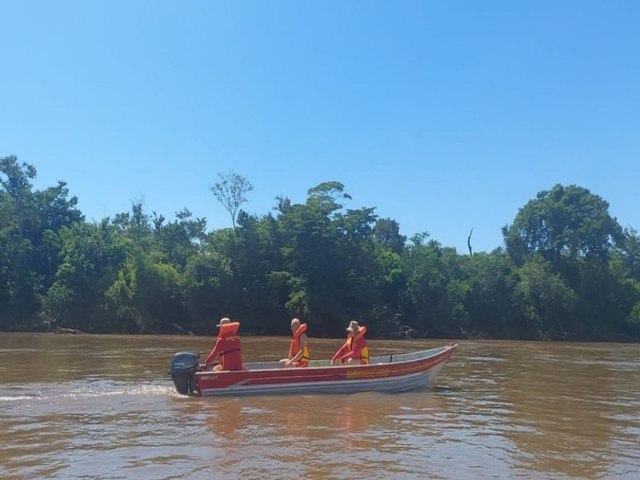 Pescadores so encontrados aps embarcao ficar sem combustvel no meio do Rio Ivinhema