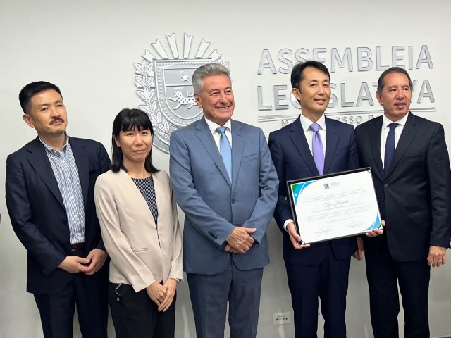 Deputado Hashioka entrega diploma de ilustre visitante ao embaixador do Japo no Brasil 