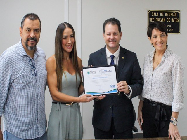 Renato Cmara entrega Moo de Congratulao da ALEMS  atleta Tatiane Brgamo por conquista da medalha \