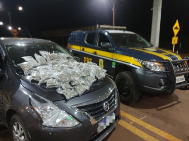 Odor denuncia e casal  preso com droga e carro roubado