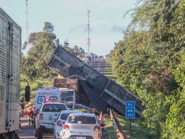 Acidente na BR-163 deixa ao menos cinco mortes; congestionamento se forma prximo a Anhandu