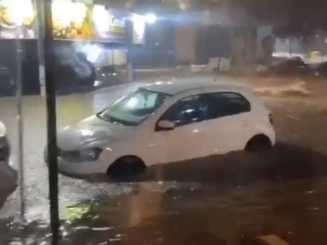 Chuva forte deixa avenidas do centro de Ivinhema totalmente alagadas