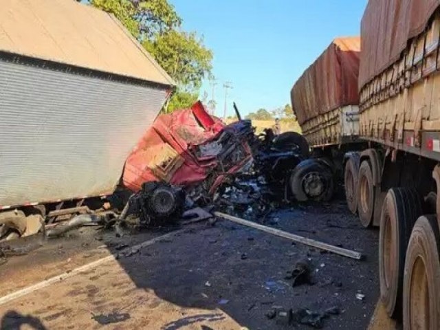 Coliso entre carretas deixa duas pessoas mortas na BR-163