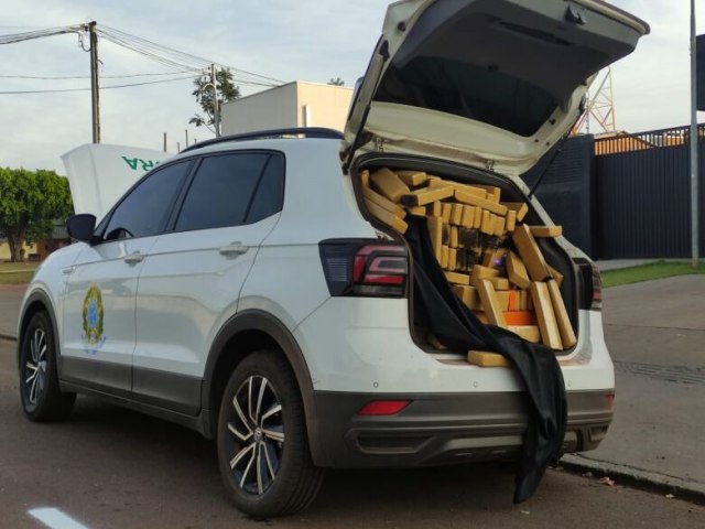 Carro roubado com adesivo falso do Incra  apreendido com maconha