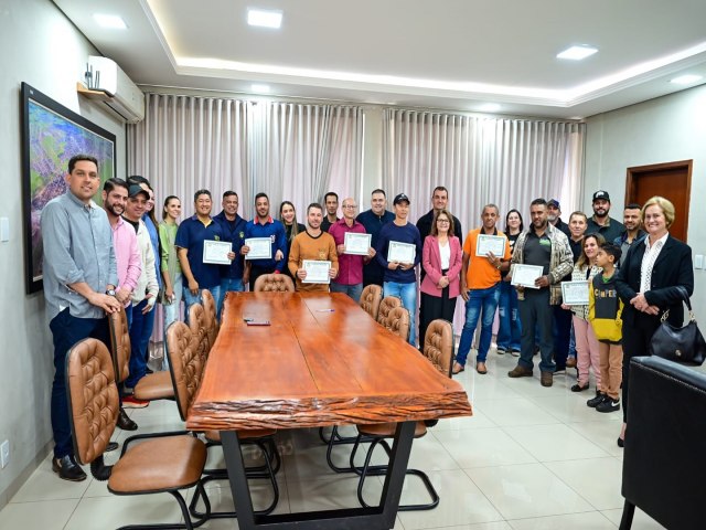 Administra��o Municipal de Ivinhema realiza entrega de terrenos para associa��o e empres�rios