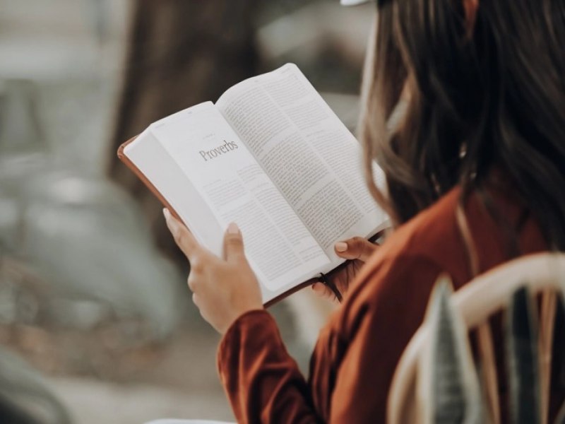 Pesquisa aponta que jovens da gerao Z que leem a Bblia tem menos ansiedade