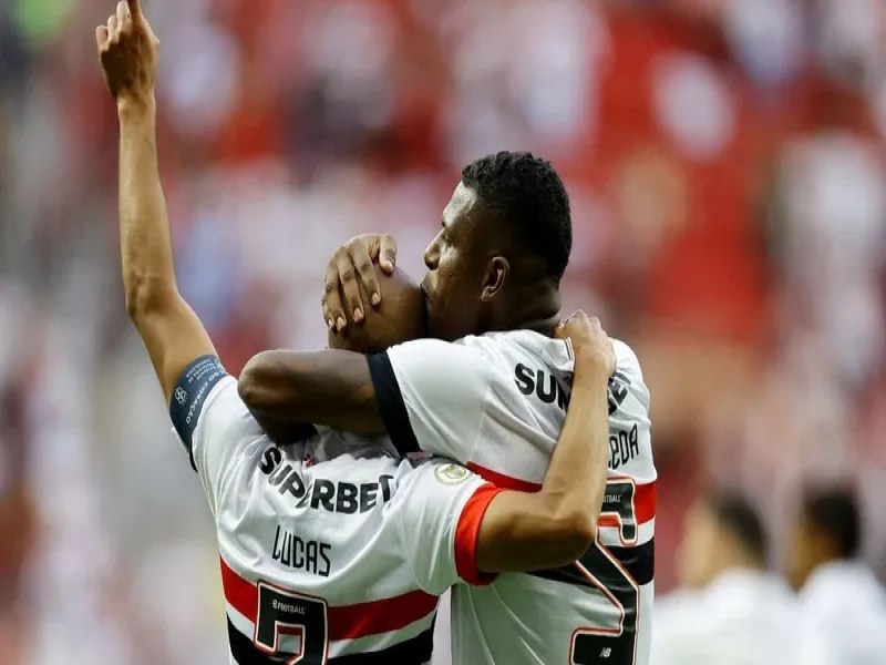 So Paulo aproveita expulses, sofre susto, mas vence o Corinthians em Braslia