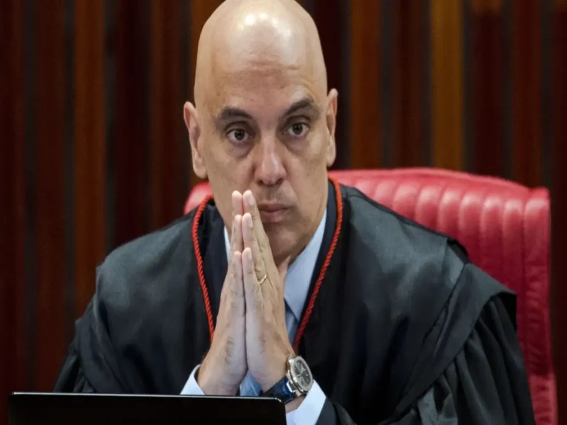 O ministro Alexandre de Moraes, do Supremo Tribunal Federal (STF), autorizou que os rus investigados pelo ataque de 8 de janeiro de 2023 possam cumprir pena em priso domiciliar com tornozeleira eletrnica e, assim, votar nas eleies municipais des