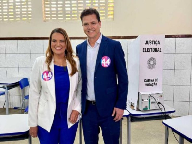 Eleies 2024: Prefeita e candidata  reeleio, Sheila Lemos, vota na Escola Normal