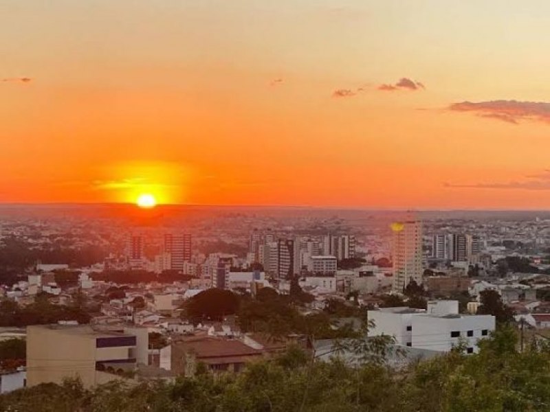 Feriado com sol, altas temperaturas e muito calor