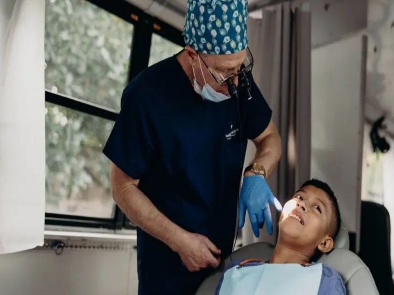 Dentistas cristos evangelizam comunidade em El Salvador