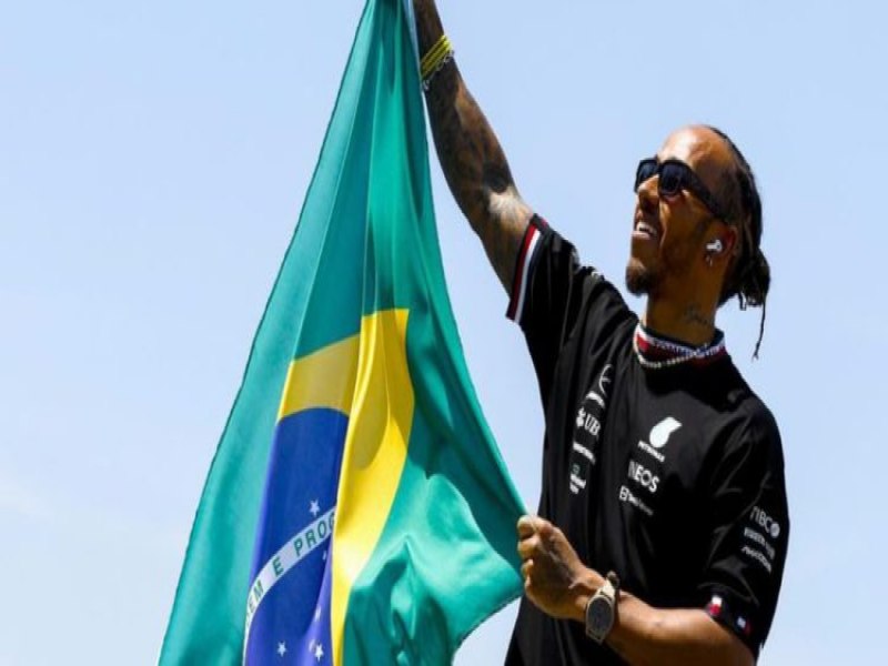 ?Nunca pensei que poderia pilotar o carro de Senna aqui?, diz Hamilton