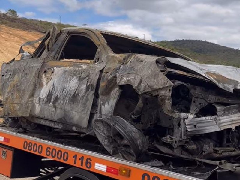 Carro pega fogo aps bater em carreta na BR-116