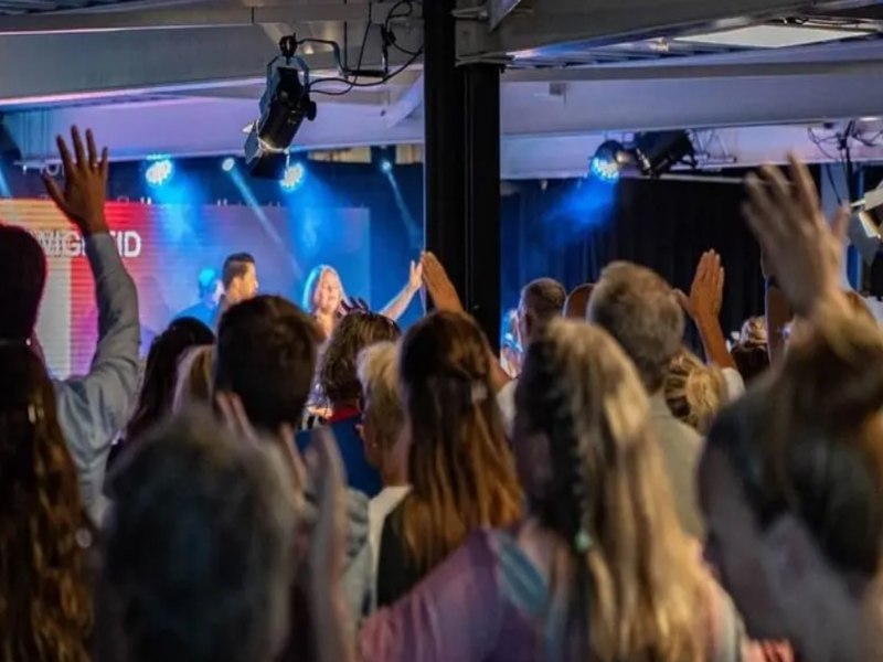 Igreja tem cultos de 12 horas com mover espiritual na Holanda