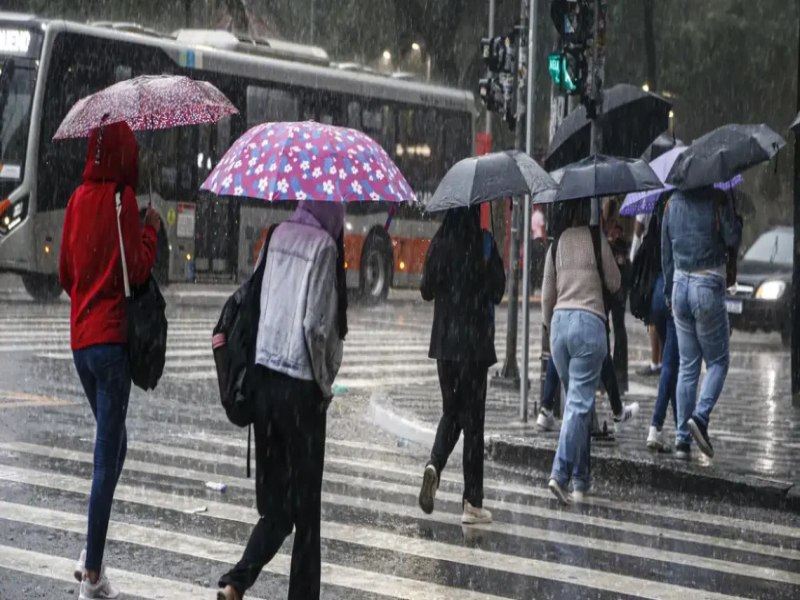 Tempestades e risco de deslizamentos afetam regies do centro-sul do pas neste final de semana