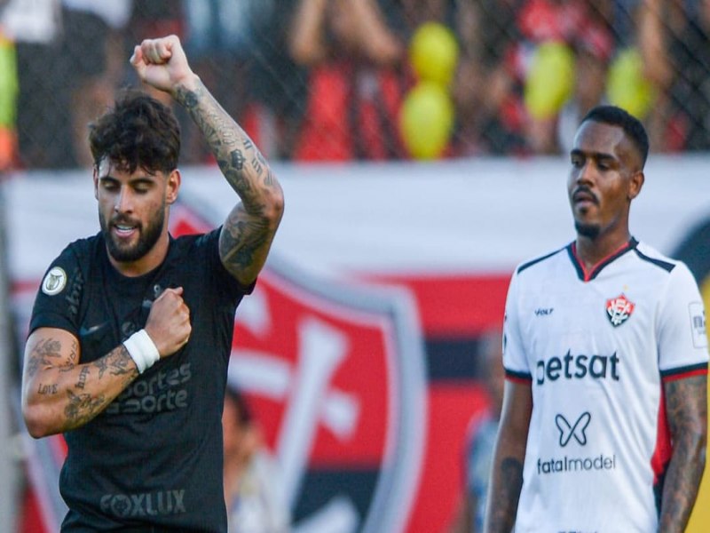 Corinthians vence o Vitria de virada e se afasta da zona de rebaixamento